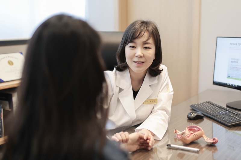 여성 한의사가 진료실에서 생활 변화를 설명하는 모습