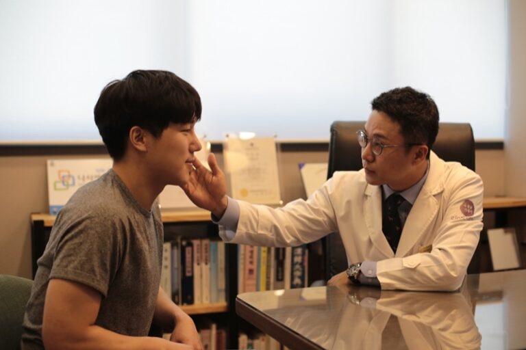 진료실에서 한의사가 학생 환자의 상태를 확인하는 모습