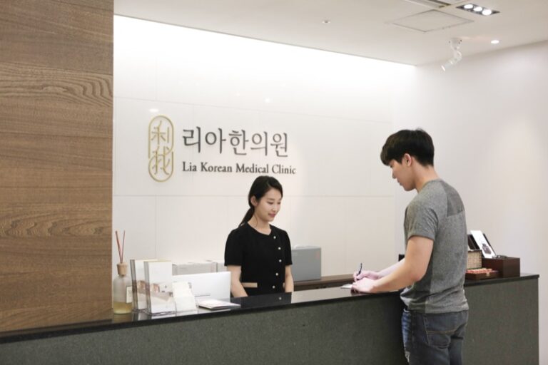 진료실에서 체중과 체성분 측정 결과를 확인하는 모습