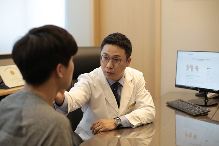 리아한의원 진료실에서 의료진이 환자와 상담하는 모습