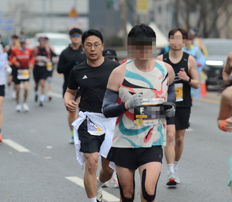 동아마라톤에 참가해 달리는 성경현 대표원장