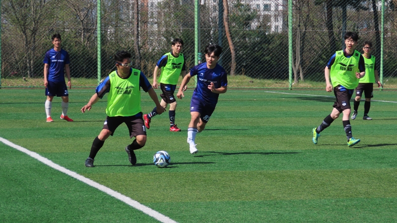 축구 경기에서 플레이하는 모습