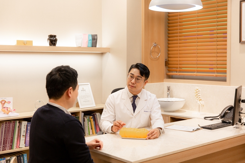 진료실에서 현재 불편과 생활 상태를 상담하는 모습